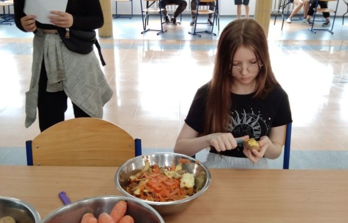 9 czerwca trzy klasy ósme udały się do Zespołu Szkół Ekonomicznych i Technicznych w Pasłęku. Wyjście zorganizowano w ramach zajęć z doradztwa zawodowego. Podczas pobytu w w/w placówce  uczniowie wzięli udział w konkursach i zabawach związanych z tematyką dostępnych tam kierunków kształcenia. Dzięki tego rodzaju aktywności mogli poznać bogatą ofertą odwiedzonej szkoły oraz pogłębić  wiedzę na temat m.in. ekonomii, agrobiznesu czy gastronomi. 
Zajęcia, w których uczniowie naszej szkoły wzięli udział były doskonałą okazją do ukazania im możliwych perspektyw na przyszłość . Zabawa była udana. Do szkoły wróciliśmy z pucharami i nagrodami za udział w konkurencjach.
