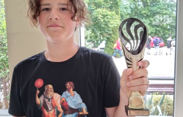 9 czerwca trzy klasy ósme udały się do Zespołu Szkół Ekonomicznych i Technicznych w Pasłęku. Wyjście zorganizowano w ramach zajęć z doradztwa zawodowego. Podczas pobytu w w/w placówce  uczniowie wzięli udział w konkursach i zabawach związanych z tematyką dostępnych tam kierunków kształcenia. Dzięki tego rodzaju aktywności mogli poznać bogatą ofertą odwiedzonej szkoły oraz pogłębić  wiedzę na temat m.in. ekonomii, agrobiznesu czy gastronomi. 
Zajęcia, w których uczniowie naszej szkoły wzięli udział były doskonałą okazją do ukazania im możliwych perspektyw na przyszłość . Zabawa była udana. Do szkoły wróciliśmy z pucharami i nagrodami za udział w konkurencjach.
