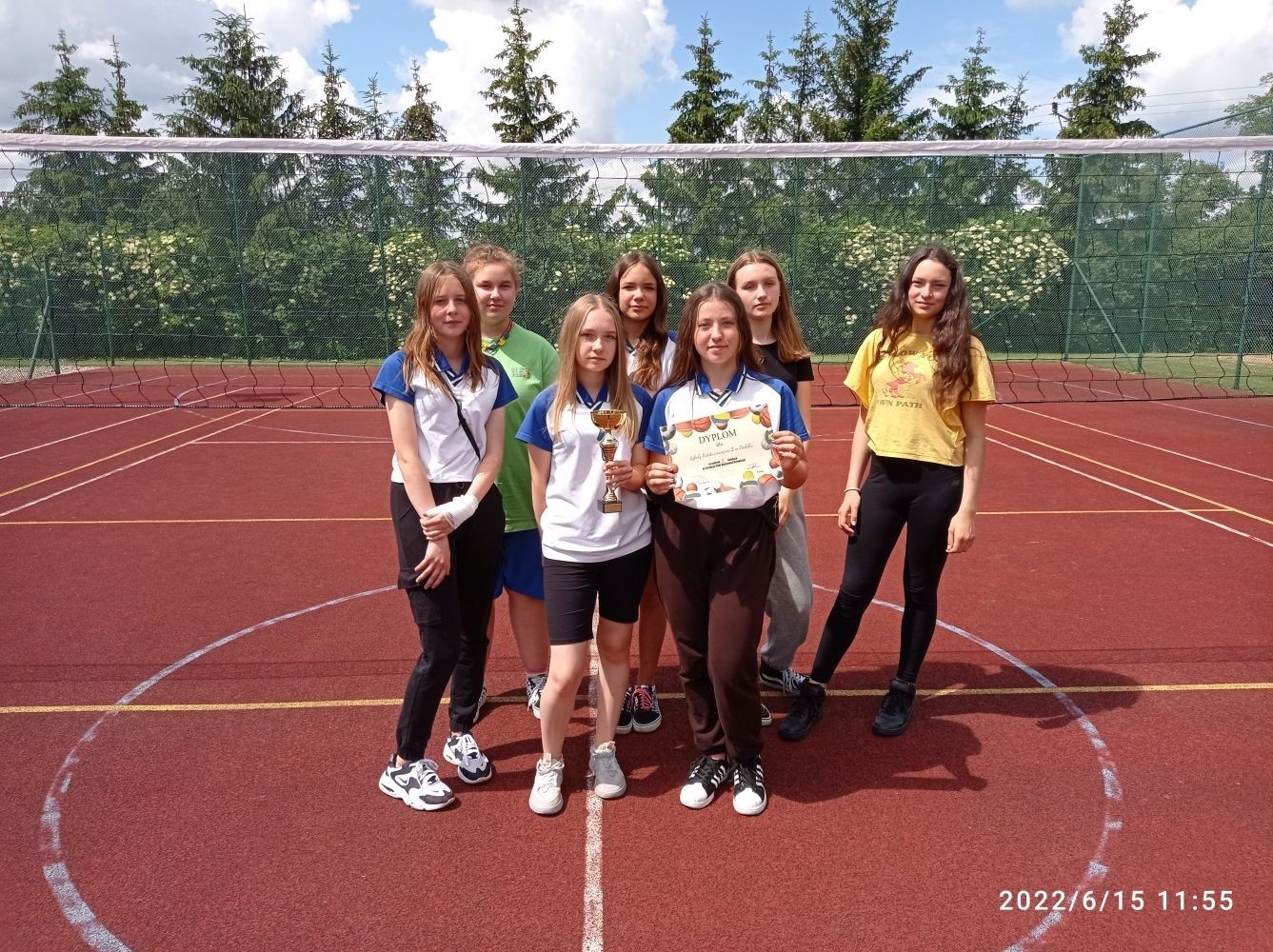W środę 15 czerwca 2022 r na zaproszenie ZSEiT w Pasłęku, uczniowie naszej szkoły wzięli
udział w Turnieju Piłki Siatkowej i Piłki Nożnej o puchar Dyrektora ZSEiT.
Turniej rozegrano przy sprzyjającej pogodzie na miejscowym Orliku.
Puchar Dyrektora ZSEi T w Piłce Siatkowej zdobyły dziewczęta ze Szkoły Podstawowej w
Rychlikach, drużyna naszych dziewcząt zajęła 2 miejsce.
Natomiast chłopcy uplasowali się na 3 miejscu.
Zawodnikom i zawodniczkom gratulujemy.