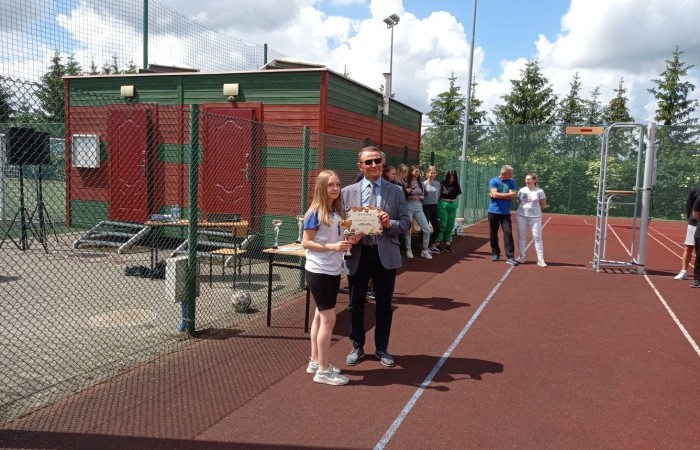 W środę 15 czerwca 2022 r na zaproszenie ZSEiT w Pasłęku, uczniowie naszej szkoły wzięli
udział w Turnieju Piłki Siatkowej i Piłki Nożnej o puchar Dyrektora ZSEiT.
Turniej rozegrano przy sprzyjającej pogodzie na miejscowym Orliku.
Puchar Dyrektora ZSEi T w Piłce Siatkowej zdobyły dziewczęta ze Szkoły Podstawowej w
Rychlikach, drużyna naszych dziewcząt zajęła 2 miejsce.
Natomiast chłopcy uplasowali się na 3 miejscu.
Zawodnikom i zawodniczkom gratulujemy.