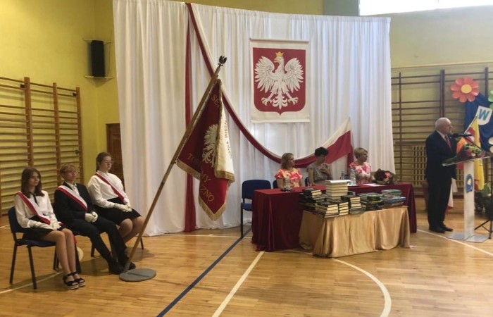 Rok szkolny 2021/2022 oficjalnie można już uznać za zakończony. Pożegnanie ze szkołą miało miejsce w piątek 24 czerwca. Wśród zaproszonych gości głos zabrał Burmistrz Pasłęka Wiesław Śniecikowski, który uroczyście wręczył nominację na stanowisko Dyrektora Szkoły Podstawowej nr 2 w Pasłęku Pani  Agnieszce Cieklińskiej. W tym wyjątkowym dniu pożegnaliśmy pracowników szkoły odchodzących na emeryturę: p. Teresę Miechurską, p. Annę Tokarską, p. Danutę Gęsinę. Z ust Pana Burmistrza, Pani Dyrektor, nauczycieli, pracowników szkoły i uczniów popłynęły podziękowania za wieloletni trud włożony w pracę w naszej szkole. Wyróżniający się wzorową postawą oraz wynikami w nauce uczniowie odebrali nagrody. Na koniec uroczystości wszyscy radośnie zaśpiewali „Wakacje, znów będą wakacje…” Oprawę artystyczną zapewnili nam uczniowie klas VI a i VII c. Po zakończonej akademii wszyscy uczniowie udali się do klas na ostatnie w tym roku szkolnym spotkanie z wychowawcą, gdzie otrzymali świadectwa, a wraz z nimi promocję do kolejnej klasy.  Do zobaczenia we wrześniu :)