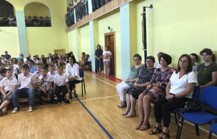 Rok szkolny 2021/2022 oficjalnie można już uznać za zakończony. Pożegnanie ze szkołą miało miejsce w piątek 24 czerwca. Wśród zaproszonych gości głos zabrał Burmistrz Pasłęka Wiesław Śniecikowski, który uroczyście wręczył nominację na stanowisko Dyrektora Szkoły Podstawowej nr 2 w Pasłęku Pani  Agnieszce Cieklińskiej. W tym wyjątkowym dniu pożegnaliśmy pracowników szkoły odchodzących na emeryturę: p. Teresę Miechurską, p. Annę Tokarską, p. Danutę Gęsinę. Z ust Pana Burmistrza, Pani Dyrektor, nauczycieli, pracowników szkoły i uczniów popłynęły podziękowania za wieloletni trud włożony w pracę w naszej szkole. Wyróżniający się wzorową postawą oraz wynikami w nauce uczniowie odebrali nagrody. Na koniec uroczystości wszyscy radośnie zaśpiewali „Wakacje, znów będą wakacje…” Oprawę artystyczną zapewnili nam uczniowie klas VI a i VII c. Po zakończonej akademii wszyscy uczniowie udali się do klas na ostatnie w tym roku szkolnym spotkanie z wychowawcą, gdzie otrzymali świadectwa, a wraz z nimi promocję do kolejnej klasy.  Do zobaczenia we wrześniu :)