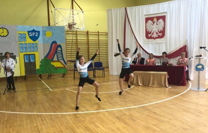 Rok szkolny 2021/2022 oficjalnie można już uznać za zakończony. Pożegnanie ze szkołą miało miejsce w piątek 24 czerwca. Wśród zaproszonych gości głos zabrał Burmistrz Pasłęka Wiesław Śniecikowski, który uroczyście wręczył nominację na stanowisko Dyrektora Szkoły Podstawowej nr 2 w Pasłęku Pani  Agnieszce Cieklińskiej. W tym wyjątkowym dniu pożegnaliśmy pracowników szkoły odchodzących na emeryturę: p. Teresę Miechurską, p. Annę Tokarską, p. Danutę Gęsinę. Z ust Pana Burmistrza, Pani Dyrektor, nauczycieli, pracowników szkoły i uczniów popłynęły podziękowania za wieloletni trud włożony w pracę w naszej szkole. Wyróżniający się wzorową postawą oraz wynikami w nauce uczniowie odebrali nagrody. Na koniec uroczystości wszyscy radośnie zaśpiewali „Wakacje, znów będą wakacje…” Oprawę artystyczną zapewnili nam uczniowie klas VI a i VII c. Po zakończonej akademii wszyscy uczniowie udali się do klas na ostatnie w tym roku szkolnym spotkanie z wychowawcą, gdzie otrzymali świadectwa, a wraz z nimi promocję do kolejnej klasy.  Do zobaczenia we wrześniu :)