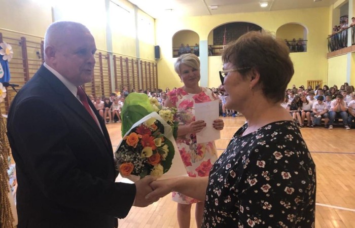 Rok szkolny 2021/2022 oficjalnie można już uznać za zakończony. Pożegnanie ze szkołą miało miejsce w piątek 24 czerwca. Wśród zaproszonych gości głos zabrał Burmistrz Pasłęka Wiesław Śniecikowski, który uroczyście wręczył nominację na stanowisko Dyrektora Szkoły Podstawowej nr 2 w Pasłęku Pani  Agnieszce Cieklińskiej. W tym wyjątkowym dniu pożegnaliśmy pracowników szkoły odchodzących na emeryturę: p. Teresę Miechurską, p. Annę Tokarską, p. Danutę Gęsinę. Z ust Pana Burmistrza, Pani Dyrektor, nauczycieli, pracowników szkoły i uczniów popłynęły podziękowania za wieloletni trud włożony w pracę w naszej szkole. Wyróżniający się wzorową postawą oraz wynikami w nauce uczniowie odebrali nagrody. Na koniec uroczystości wszyscy radośnie zaśpiewali „Wakacje, znów będą wakacje…” Oprawę artystyczną zapewnili nam uczniowie klas VI a i VII c. Po zakończonej akademii wszyscy uczniowie udali się do klas na ostatnie w tym roku szkolnym spotkanie z wychowawcą, gdzie otrzymali świadectwa, a wraz z nimi promocję do kolejnej klasy.  Do zobaczenia we wrześniu :)