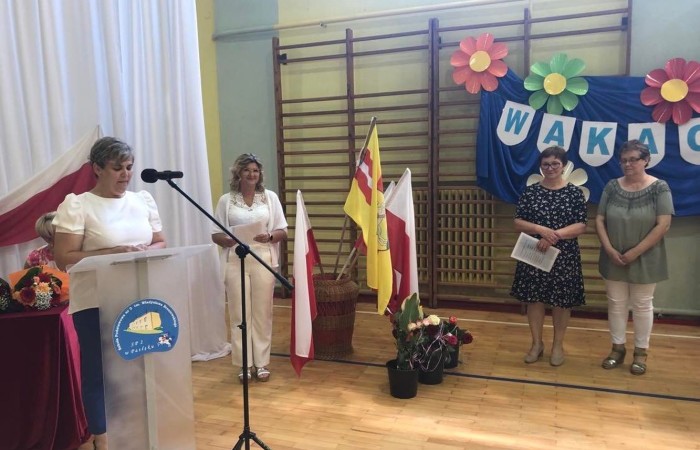 Rok szkolny 2021/2022 oficjalnie można już uznać za zakończony. Pożegnanie ze szkołą miało miejsce w piątek 24 czerwca. Wśród zaproszonych gości głos zabrał Burmistrz Pasłęka Wiesław Śniecikowski, który uroczyście wręczył nominację na stanowisko Dyrektora Szkoły Podstawowej nr 2 w Pasłęku Pani  Agnieszce Cieklińskiej. W tym wyjątkowym dniu pożegnaliśmy pracowników szkoły odchodzących na emeryturę: p. Teresę Miechurską, p. Annę Tokarską, p. Danutę Gęsinę. Z ust Pana Burmistrza, Pani Dyrektor, nauczycieli, pracowników szkoły i uczniów popłynęły podziękowania za wieloletni trud włożony w pracę w naszej szkole. Wyróżniający się wzorową postawą oraz wynikami w nauce uczniowie odebrali nagrody. Na koniec uroczystości wszyscy radośnie zaśpiewali „Wakacje, znów będą wakacje…” Oprawę artystyczną zapewnili nam uczniowie klas VI a i VII c. Po zakończonej akademii wszyscy uczniowie udali się do klas na ostatnie w tym roku szkolnym spotkanie z wychowawcą, gdzie otrzymali świadectwa, a wraz z nimi promocję do kolejnej klasy.  Do zobaczenia we wrześniu :)