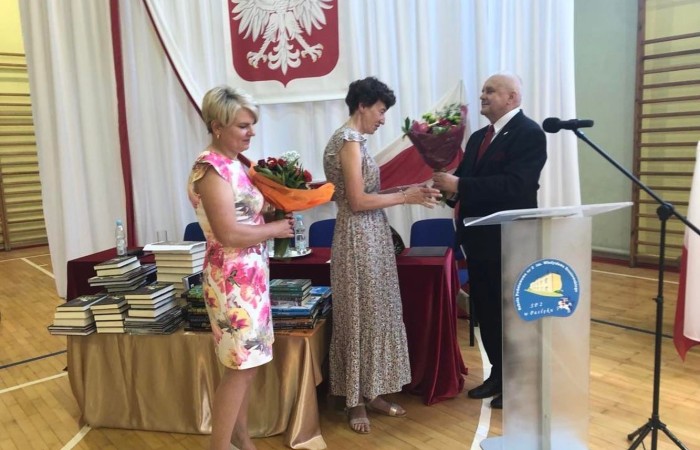 Rok szkolny 2021/2022 oficjalnie można już uznać za zakończony. Pożegnanie ze szkołą miało miejsce w piątek 24 czerwca. Wśród zaproszonych gości głos zabrał Burmistrz Pasłęka Wiesław Śniecikowski, który uroczyście wręczył nominację na stanowisko Dyrektora Szkoły Podstawowej nr 2 w Pasłęku Pani  Agnieszce Cieklińskiej. W tym wyjątkowym dniu pożegnaliśmy pracowników szkoły odchodzących na emeryturę: p. Teresę Miechurską, p. Annę Tokarską, p. Danutę Gęsinę. Z ust Pana Burmistrza, Pani Dyrektor, nauczycieli, pracowników szkoły i uczniów popłynęły podziękowania za wieloletni trud włożony w pracę w naszej szkole. Wyróżniający się wzorową postawą oraz wynikami w nauce uczniowie odebrali nagrody. Na koniec uroczystości wszyscy radośnie zaśpiewali „Wakacje, znów będą wakacje…” Oprawę artystyczną zapewnili nam uczniowie klas VI a i VII c. Po zakończonej akademii wszyscy uczniowie udali się do klas na ostatnie w tym roku szkolnym spotkanie z wychowawcą, gdzie otrzymali świadectwa, a wraz z nimi promocję do kolejnej klasy.  Do zobaczenia we wrześniu :)