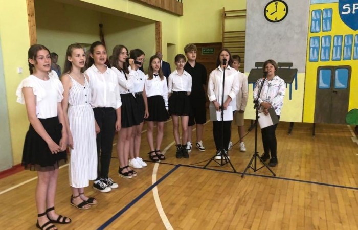 Rok szkolny 2021/2022 oficjalnie można już uznać za zakończony. Pożegnanie ze szkołą miało miejsce w piątek 24 czerwca. Wśród zaproszonych gości głos zabrał Burmistrz Pasłęka Wiesław Śniecikowski, który uroczyście wręczył nominację na stanowisko Dyrektora Szkoły Podstawowej nr 2 w Pasłęku Pani  Agnieszce Cieklińskiej. W tym wyjątkowym dniu pożegnaliśmy pracowników szkoły odchodzących na emeryturę: p. Teresę Miechurską, p. Annę Tokarską, p. Danutę Gęsinę. Z ust Pana Burmistrza, Pani Dyrektor, nauczycieli, pracowników szkoły i uczniów popłynęły podziękowania za wieloletni trud włożony w pracę w naszej szkole. Wyróżniający się wzorową postawą oraz wynikami w nauce uczniowie odebrali nagrody. Na koniec uroczystości wszyscy radośnie zaśpiewali „Wakacje, znów będą wakacje…” Oprawę artystyczną zapewnili nam uczniowie klas VI a i VII c. Po zakończonej akademii wszyscy uczniowie udali się do klas na ostatnie w tym roku szkolnym spotkanie z wychowawcą, gdzie otrzymali świadectwa, a wraz z nimi promocję do kolejnej klasy.  Do zobaczenia we wrześniu :)