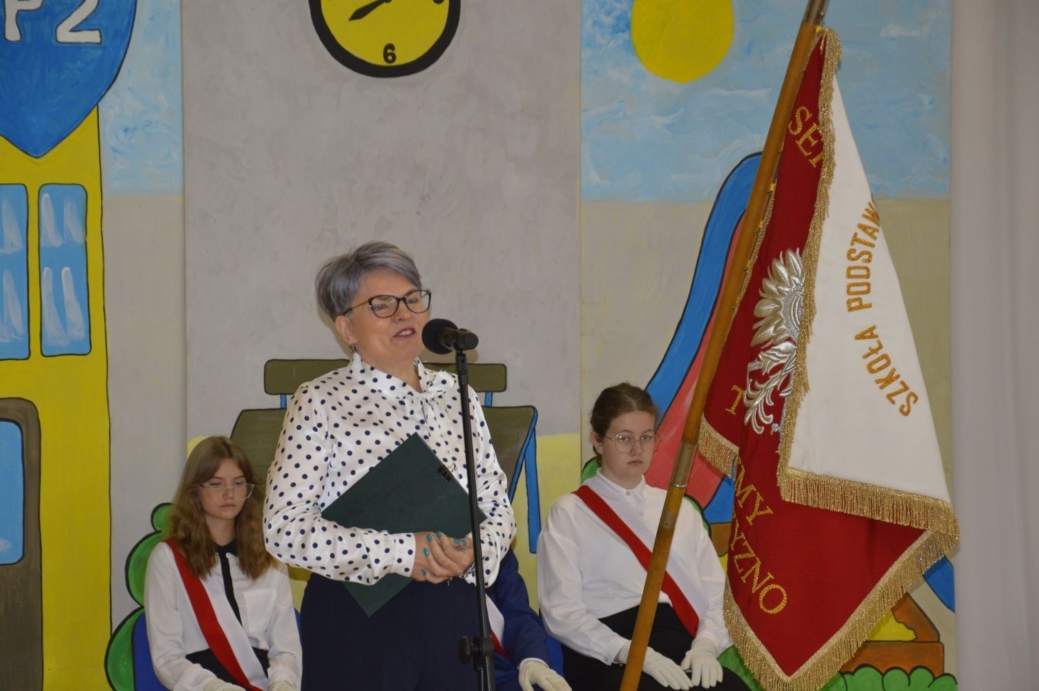 Po występie
uczniów, głos zabrała pani Dyrektor, która życzyła wszystkim dużo zdrowia, a uczniom
jak najlepszych wyników w nauce.