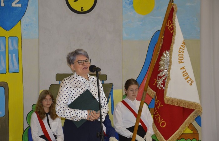 Po występie
uczniów, głos zabrała pani Dyrektor, która życzyła wszystkim dużo zdrowia, a uczniom
jak najlepszych wyników w nauce.