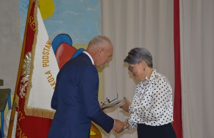 Tego dnia przybył do szkoły również szczególny gość - p. Marek Sarnowski- zastępca
Burmistrza Pasłęka, który uroczyście wręczył akt nominacji na stanowisko dyrektora pani
Agnieszce Cieklińskiej i życzył pani Dyrektor satysfakcji i sukcesów na kolejne lata pracy.