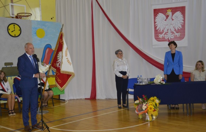 Tego dnia przybył do szkoły również szczególny gość - p. Marek Sarnowski- zastępca
Burmistrza Pasłęka, który uroczyście wręczył akt nominacji na stanowisko dyrektora pani
Agnieszce Cieklińskiej i życzył pani Dyrektor satysfakcji i sukcesów na kolejne lata pracy.