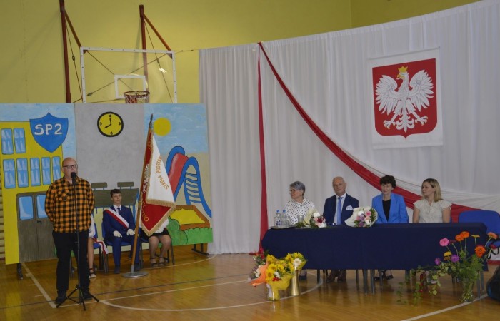 Pod koniec uroczystości wystąpił p. Piotr Borysewicz – zastępca przewodniczącego
Szkolnego Związku Sportowego, który podarował szkole piłki.