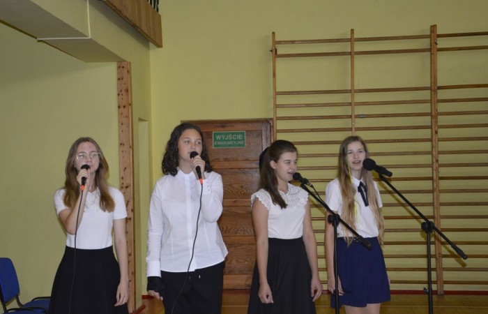 Na zakończenie uczennice zaśpiewały radosną piosenkę i wszyscy rozeszli się do klas na spotkanie z wychowawcami.