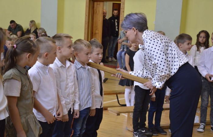 Uroczystość rozpoczęcia roku szkolnego była szczególnym przeżyciem dla pierwszaków,
którzy tego dnia złożyli uroczyste ślubowanie.