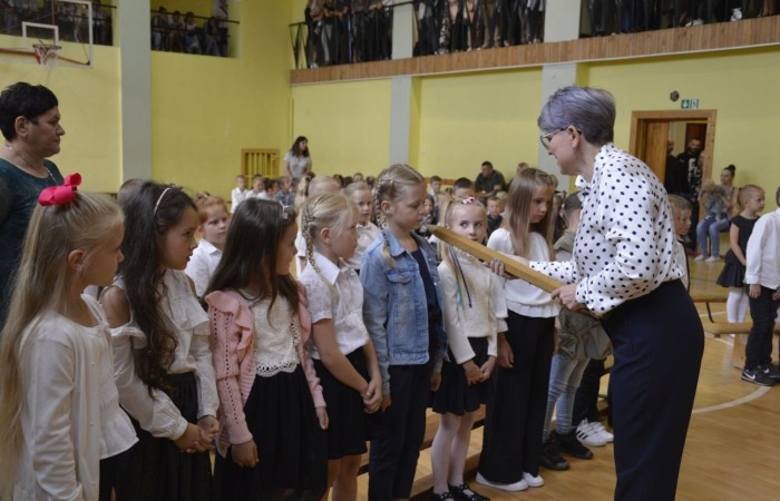 Uroczystość rozpoczęcia roku szkolnego była szczególnym przeżyciem dla pierwszaków,
którzy tego dnia złożyli uroczyste ślubowanie.