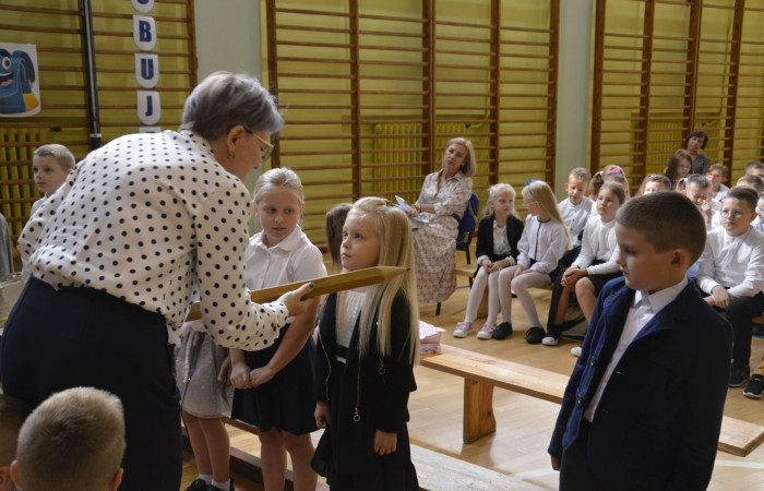Uroczystość rozpoczęcia roku szkolnego była szczególnym przeżyciem dla pierwszaków,
którzy tego dnia złożyli uroczyste ślubowanie.
