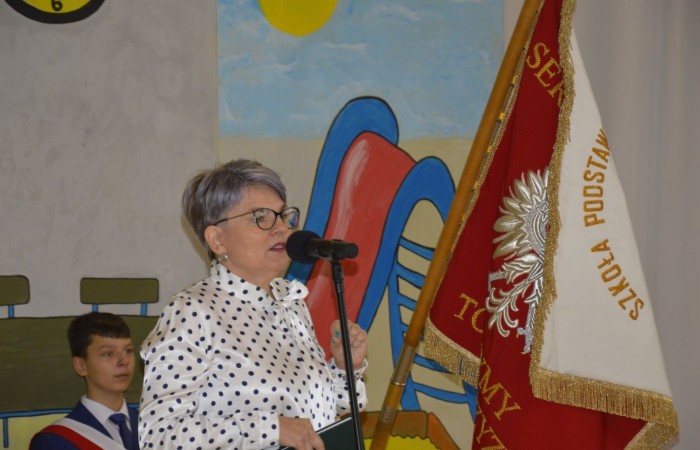 Po występie
uczniów, głos zabrała pani Dyrektor, która życzyła wszystkim dużo zdrowia, a uczniom
jak najlepszych wyników w nauce.