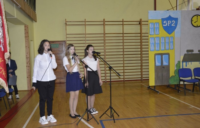 1 września uczniowie naszej szkoły uczestniczyli w uroczystej inauguracji roku szkolnego,
którą przygotowali uczniowie klasy VII a pod opieką p. Anny Dyjach i p. Danuty
Szczesnej. Natomiast oprawą muzyczną zapewniła p. Iwona Matukiewicz.
Podczas występu były wesołe wierszyki i szczere życzenia. Nie zabrakło też chwili
powagi, podczas której wspominano rocznicę wybuchu II wojny światowej. 