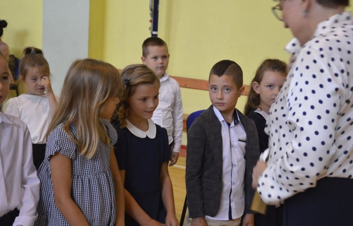 1 września spotkaliśmy się w sali gimnastycznej, aby rozpocząć rok szkolny 2022/2023. Tego dnia odbyło się także pasowanie klas pierwszych a uczniowie poznali swoich nowych wychowawców (klasa Ia pani Danuta Prokop, klasa Ib pani Ewa Kilian). Było to ważne wydarzenie i wielkie przeżycie dla dzieci i ich rodziców.
Każdy pierwszak ślubował na sztandar szkoły i  składał obietnicę bycia dobrym uczniem. Następnie, przy pomocy wielkiego ołówka, był pasowany przez panią dyrektor Agnieszkę Cieklińską na ucznia Szkoły Podstawowej nr 2 w Pasłęku.
Po uroczystości pierwszaki udali się do klas, gdzie otrzymali drobne upominki (dyplomy i teczki) ufundowane przez Radę Rodziców.