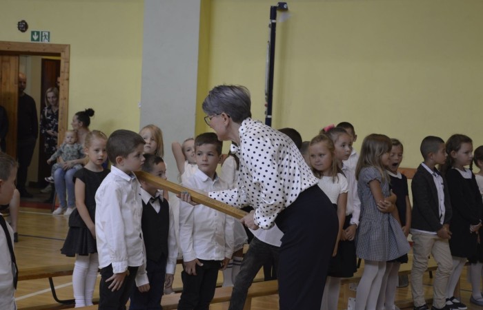 1 września spotkaliśmy się w sali gimnastycznej, aby rozpocząć rok szkolny 2022/2023. Tego dnia odbyło się także pasowanie klas pierwszych a uczniowie poznali swoich nowych wychowawców (klasa Ia pani Danuta Prokop, klasa Ib pani Ewa Kilian). Było to ważne wydarzenie i wielkie przeżycie dla dzieci i ich rodziców.
Każdy pierwszak ślubował na sztandar szkoły i  składał obietnicę bycia dobrym uczniem. Następnie, przy pomocy wielkiego ołówka, był pasowany przez panią dyrektor Agnieszkę Cieklińską na ucznia Szkoły Podstawowej nr 2 w Pasłęku.
Po uroczystości pierwszaki udali się do klas, gdzie otrzymali drobne upominki (dyplomy i teczki) ufundowane przez Radę Rodziców.