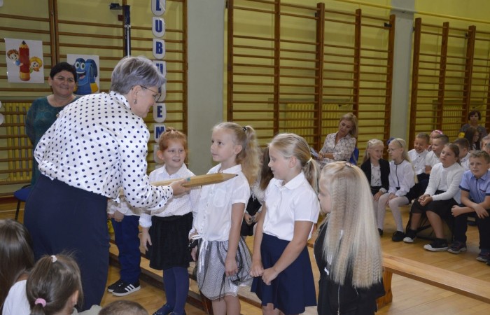 1 września spotkaliśmy się w sali gimnastycznej, aby rozpocząć rok szkolny 2022/2023. Tego dnia odbyło się także pasowanie klas pierwszych a uczniowie poznali swoich nowych wychowawców (klasa Ia pani Danuta Prokop, klasa Ib pani Ewa Kilian). Było to ważne wydarzenie i wielkie przeżycie dla dzieci i ich rodziców.
Każdy pierwszak ślubował na sztandar szkoły i  składał obietnicę bycia dobrym uczniem. Następnie, przy pomocy wielkiego ołówka, był pasowany przez panią dyrektor Agnieszkę Cieklińską na ucznia Szkoły Podstawowej nr 2 w Pasłęku.
Po uroczystości pierwszaki udali się do klas, gdzie otrzymali drobne upominki (dyplomy i teczki) ufundowane przez Radę Rodziców.