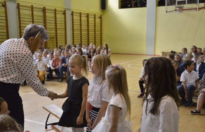 1 września spotkaliśmy się w sali gimnastycznej, aby rozpocząć rok szkolny 2022/2023. Tego dnia odbyło się także pasowanie klas pierwszych a uczniowie poznali swoich nowych wychowawców (klasa Ia pani Danuta Prokop, klasa Ib pani Ewa Kilian). Było to ważne wydarzenie i wielkie przeżycie dla dzieci i ich rodziców.
Każdy pierwszak ślubował na sztandar szkoły i  składał obietnicę bycia dobrym uczniem. Następnie, przy pomocy wielkiego ołówka, był pasowany przez panią dyrektor Agnieszkę Cieklińską na ucznia Szkoły Podstawowej nr 2 w Pasłęku.
Po uroczystości pierwszaki udali się do klas, gdzie otrzymali drobne upominki (dyplomy i teczki) ufundowane przez Radę Rodziców.