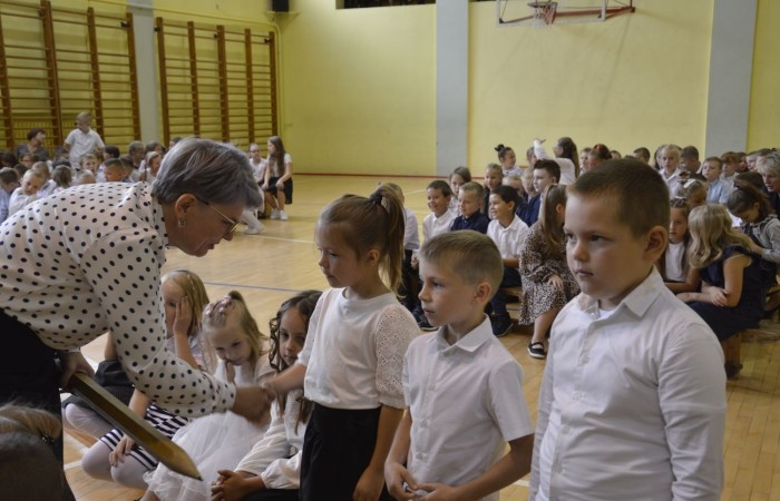 1 września spotkaliśmy się w sali gimnastycznej, aby rozpocząć rok szkolny 2022/2023. Tego dnia odbyło się także pasowanie klas pierwszych a uczniowie poznali swoich nowych wychowawców (klasa Ia pani Danuta Prokop, klasa Ib pani Ewa Kilian). Było to ważne wydarzenie i wielkie przeżycie dla dzieci i ich rodziców.
Każdy pierwszak ślubował na sztandar szkoły i  składał obietnicę bycia dobrym uczniem. Następnie, przy pomocy wielkiego ołówka, był pasowany przez panią dyrektor Agnieszkę Cieklińską na ucznia Szkoły Podstawowej nr 2 w Pasłęku.
Po uroczystości pierwszaki udali się do klas, gdzie otrzymali drobne upominki (dyplomy i teczki) ufundowane przez Radę Rodziców.