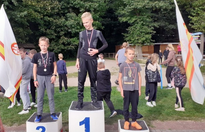 Pierwsza sportowa impreza roku szkolnego 2022/2023 - Jesienne Biegi Przełajowe 16.09.2022 r. w Parku Ekologicznym już za nami.
Pogoda dopisała i wzięliśmy wniej udział liczną grupą reprezentantów klas IV – VIII.  Łącznie w dziesięciu biegach wystartowało 24 uczniów naszej szkoły – 11 dziewcząt i 13 chłopców. Oto najlepsze z uzyskanych wyników:
 w biegu kl. 4
Kacper Dembski  - 2 miejsce

w biegu kl. 5
Lidia Szuniewicz  - 1 miejsce

w biegu kl. 6
EmiliaWiśniewska   - 2 miejsce
Paweł Lenard - 4 miejsce
Lena Kędzierska  - 6 miejsce

w biegu kl. 7
Blanka Krawczyk   - 1 miejsce
Dominika Juchniewicz - 2 miejsce
Michał Hulanicki   - 2 miejsce

w biegu kl. 8
Julia Nadziejko  - 2 miejsce
Tomasz Słowiński  - 4 miejsce
Marcel Dorożyński  - 5 miejsce
Dawid Jasek  - 6 miejsce

     W trakcie zawodów, podsumowano także  lekkoatletyczną rywalizację w poprzednim roku szkolnym 2021/2022. Zarówno w kategorii dziewcząt jak i chłopców Szkoła Podstawowa nr 2 w Pasłęku zajęła I miejsce.