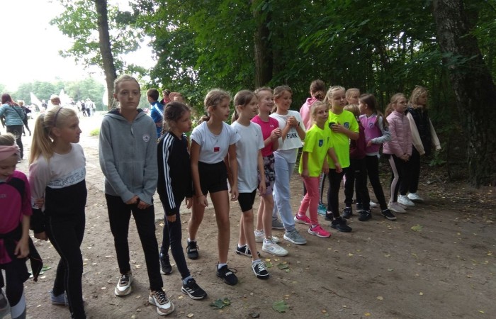 Pierwsza sportowa impreza roku szkolnego 2022/2023 - Jesienne Biegi Przełajowe 16.09.2022 r. w Parku Ekologicznym już za nami.
Pogoda dopisała i wzięliśmy wniej udział liczną grupą reprezentantów klas IV – VIII.  Łącznie w dziesięciu biegach wystartowało 24 uczniów naszej szkoły – 11 dziewcząt i 13 chłopców. Oto najlepsze z uzyskanych wyników:
 w biegu kl. 4
Kacper Dembski  - 2 miejsce

w biegu kl. 5
Lidia Szuniewicz  - 1 miejsce

w biegu kl. 6
EmiliaWiśniewska   - 2 miejsce
Paweł Lenard - 4 miejsce
Lena Kędzierska  - 6 miejsce

w biegu kl. 7
Blanka Krawczyk   - 1 miejsce
Dominika Juchniewicz - 2 miejsce
Michał Hulanicki   - 2 miejsce

w biegu kl. 8
Julia Nadziejko  - 2 miejsce
Tomasz Słowiński  - 4 miejsce
Marcel Dorożyński  - 5 miejsce
Dawid Jasek  - 6 miejsce

     W trakcie zawodów, podsumowano także  lekkoatletyczną rywalizację w poprzednim roku szkolnym 2021/2022. Zarówno w kategorii dziewcząt jak i chłopców Szkoła Podstawowa nr 2 w Pasłęku zajęła I miejsce.