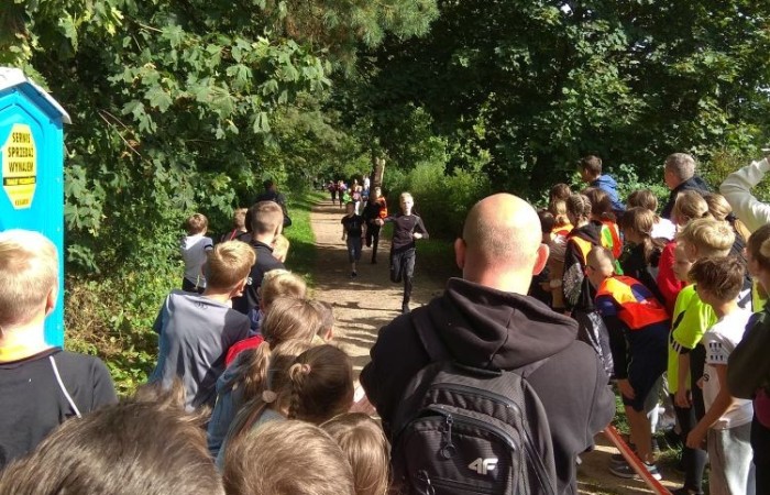 Pierwsza sportowa impreza roku szkolnego 2022/2023 - Jesienne Biegi Przełajowe 16.09.2022 r. w Parku Ekologicznym już za nami.
Pogoda dopisała i wzięliśmy wniej udział liczną grupą reprezentantów klas IV – VIII.  Łącznie w dziesięciu biegach wystartowało 24 uczniów naszej szkoły – 11 dziewcząt i 13 chłopców. Oto najlepsze z uzyskanych wyników:
 w biegu kl. 4
Kacper Dembski  - 2 miejsce

w biegu kl. 5
Lidia Szuniewicz  - 1 miejsce

w biegu kl. 6
EmiliaWiśniewska   - 2 miejsce
Paweł Lenard - 4 miejsce
Lena Kędzierska  - 6 miejsce

w biegu kl. 7
Blanka Krawczyk   - 1 miejsce
Dominika Juchniewicz - 2 miejsce
Michał Hulanicki   - 2 miejsce

w biegu kl. 8
Julia Nadziejko  - 2 miejsce
Tomasz Słowiński  - 4 miejsce
Marcel Dorożyński  - 5 miejsce
Dawid Jasek  - 6 miejsce

     W trakcie zawodów, podsumowano także  lekkoatletyczną rywalizację w poprzednim roku szkolnym 2021/2022. Zarówno w kategorii dziewcząt jak i chłopców Szkoła Podstawowa nr 2 w Pasłęku zajęła I miejsce.