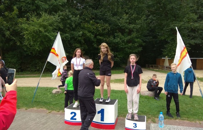 Pierwsza sportowa impreza roku szkolnego 2022/2023 - Jesienne Biegi Przełajowe 16.09.2022 r. w Parku Ekologicznym już za nami.
Pogoda dopisała i wzięliśmy wniej udział liczną grupą reprezentantów klas IV – VIII.  Łącznie w dziesięciu biegach wystartowało 24 uczniów naszej szkoły – 11 dziewcząt i 13 chłopców. Oto najlepsze z uzyskanych wyników:
 w biegu kl. 4
Kacper Dembski  - 2 miejsce

w biegu kl. 5
Lidia Szuniewicz  - 1 miejsce

w biegu kl. 6
EmiliaWiśniewska   - 2 miejsce
Paweł Lenard - 4 miejsce
Lena Kędzierska  - 6 miejsce

w biegu kl. 7
Blanka Krawczyk   - 1 miejsce
Dominika Juchniewicz - 2 miejsce
Michał Hulanicki   - 2 miejsce

w biegu kl. 8
Julia Nadziejko  - 2 miejsce
Tomasz Słowiński  - 4 miejsce
Marcel Dorożyński  - 5 miejsce
Dawid Jasek  - 6 miejsce

     W trakcie zawodów, podsumowano także  lekkoatletyczną rywalizację w poprzednim roku szkolnym 2021/2022. Zarówno w kategorii dziewcząt jak i chłopców Szkoła Podstawowa nr 2 w Pasłęku zajęła I miejsce.