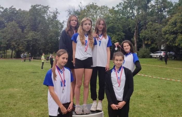 Sztafetowe biegi przełąjowe zostały przeprowadzone w dniu 22 września 2022 r. w Parku Miejskim Bażantarnia w Elblągu. 
W zawodach wzieło udział sześć szkół: Gronowo Elbląskie, Jegłownik, Młynary, Godkowo, SP 3 Pasłęk, SP 2 Pasłęk. 
W kategorii dziewcząt i chłopców nasza szkołą zajełą I miejsce.