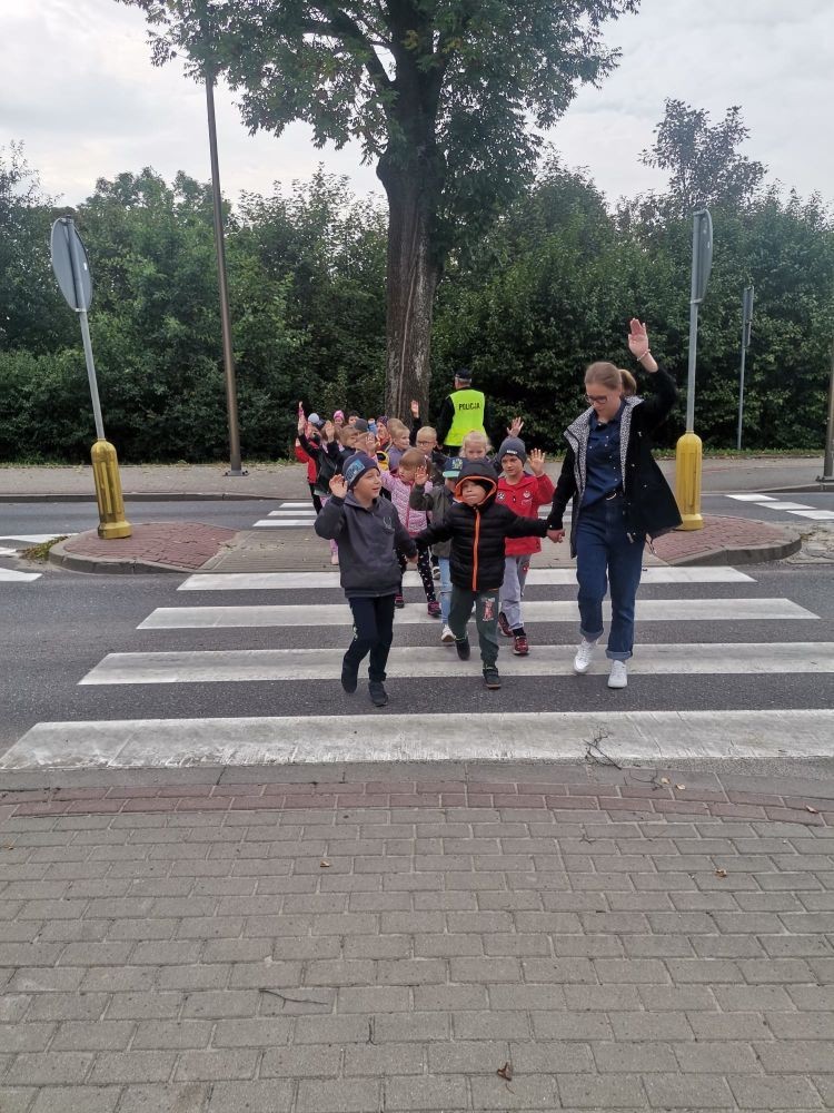 W poniedziałek 26.09. nasze przedszkolaki gościły u siebie funkcjonariuszy Policji. Podczas spotkania rozmawialiśmy na temat przepisów ruchu drogowego i konieczności ich przestrzegania, utrwaliliśmy znajomość niektórych znaków drogowych, a także ćwiczyliśmy właściwe przechodzenie przez jezdnię. Była to niezwykle cenna lekcja dla nas wszystkich. 
Serdecznie dziękujemy policjantom z Posterunku Policji w Pasłęku  za poświęcony czas :)
