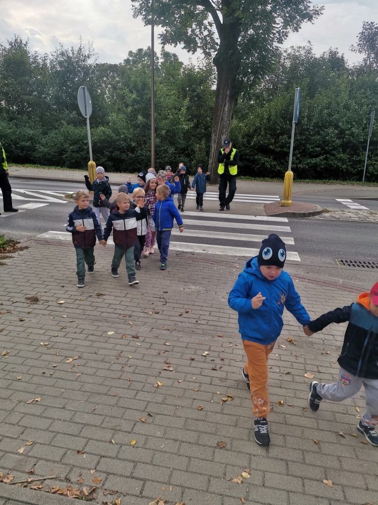 W poniedziałek 26.09. nasze przedszkolaki gościły u siebie funkcjonariuszy Policji. Podczas spotkania rozmawialiśmy na temat przepisów ruchu drogowego i konieczności ich przestrzegania, utrwaliliśmy znajomość niektórych znaków drogowych, a także ćwiczyliśmy właściwe przechodzenie przez jezdnię. Była to niezwykle cenna lekcja dla nas wszystkich. 
Serdecznie dziękujemy policjantom z Posterunku Policji w Pasłęku  za poświęcony czas :)
