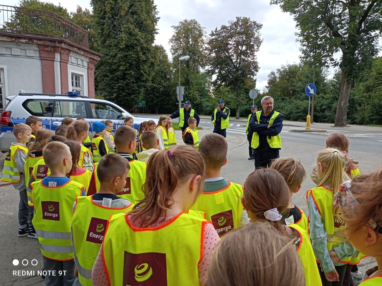 Jak zachowywać się na drodze, żeby bezpiecznie iść do szkoły i wrócić do domu?
Tę wiedzę przekazali  nam doświadczeni policjanci pasłęckiej policji.
                                Dziękujemy!!!
