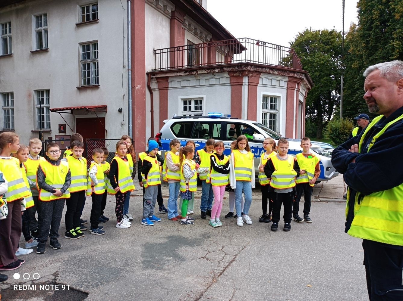 Jak zachowywać się na drodze, żeby bezpiecznie iść do szkoły i wrócić do domu?
Tę wiedzę przekazali  nam doświadczeni policjanci pasłęckiej policji.
                                Dziękujemy!!!
