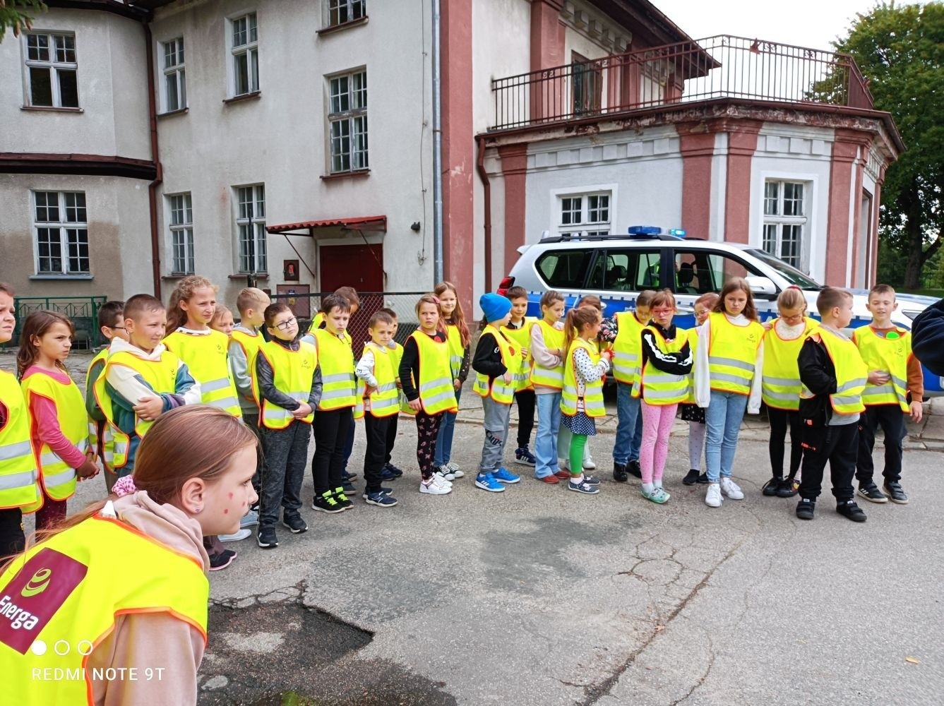 Jak zachowywać się na drodze, żeby bezpiecznie iść do szkoły i wrócić do domu?
Tę wiedzę przekazali  nam doświadczeni policjanci pasłęckiej policji.
                                Dziękujemy!!!
