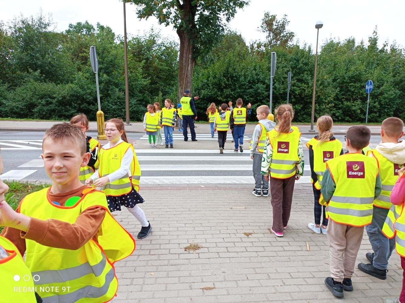 Jak zachowywać się na drodze, żeby bezpiecznie iść do szkoły i wrócić do domu?
Tę wiedzę przekazali  nam doświadczeni policjanci pasłęckiej policji.
                                Dziękujemy!!!
