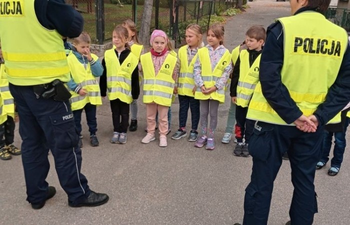 Jak zachowywać się na drodze, żeby bezpiecznie iść do szkoły i wrócić do domu?
Tę wiedzę przekazali  nam doświadczeni policjanci pasłęckiej policji.
                                Dziękujemy!!!
