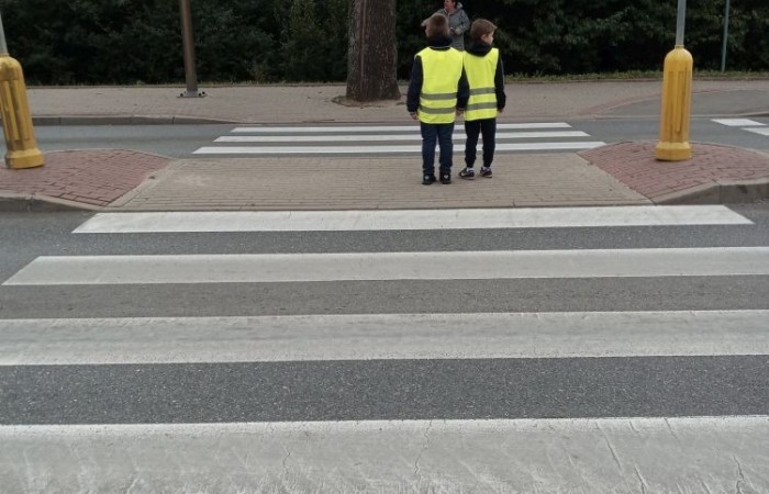 Jak zachowywać się na drodze, żeby bezpiecznie iść do szkoły i wrócić do domu?
Tę wiedzę przekazali  nam doświadczeni policjanci pasłęckiej policji.
                                Dziękujemy!!!
