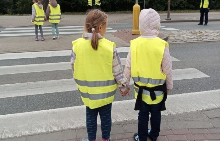 Jak zachowywać się na drodze, żeby bezpiecznie iść do szkoły i wrócić do domu?
Tę wiedzę przekazali  nam doświadczeni policjanci pasłęckiej policji.
                                Dziękujemy!!!
