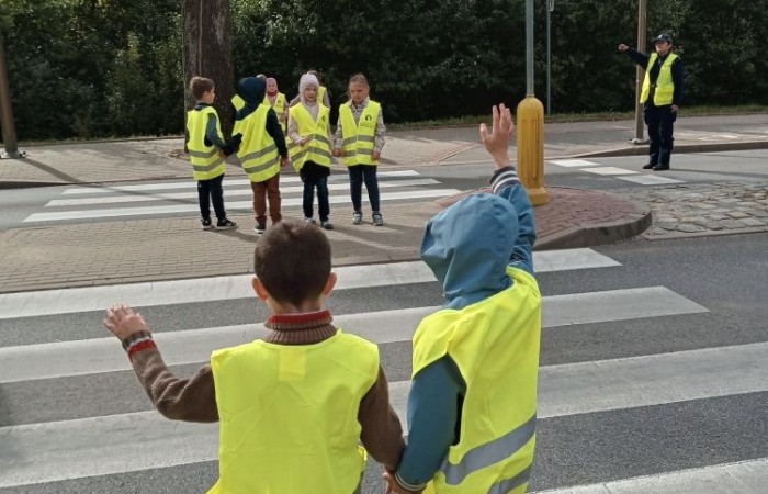 Jak zachowywać się na drodze, żeby bezpiecznie iść do szkoły i wrócić do domu?
Tę wiedzę przekazali  nam doświadczeni policjanci pasłęckiej policji.
                                Dziękujemy!!!
