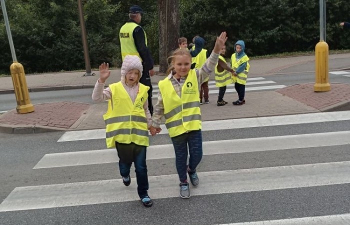 Jak zachowywać się na drodze, żeby bezpiecznie iść do szkoły i wrócić do domu?
Tę wiedzę przekazali  nam doświadczeni policjanci pasłęckiej policji.
                                Dziękujemy!!!
