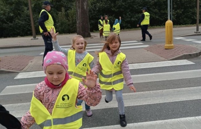Jak zachowywać się na drodze, żeby bezpiecznie iść do szkoły i wrócić do domu?
Tę wiedzę przekazali  nam doświadczeni policjanci pasłęckiej policji.
                                Dziękujemy!!!
