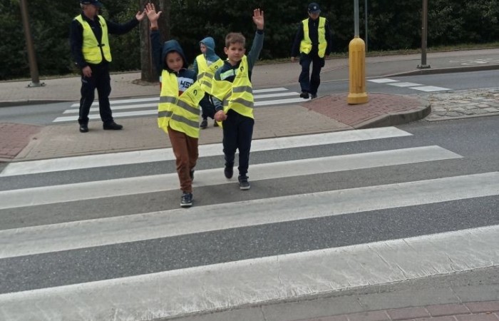 Jak zachowywać się na drodze, żeby bezpiecznie iść do szkoły i wrócić do domu?
Tę wiedzę przekazali  nam doświadczeni policjanci pasłęckiej policji.
                                Dziękujemy!!!
