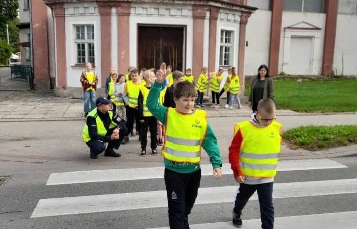 Jak zachowywać się na drodze, żeby bezpiecznie iść do szkoły i wrócić do domu?
Tę wiedzę przekazali  nam doświadczeni policjanci pasłęckiej policji.
                                Dziękujemy!!!
