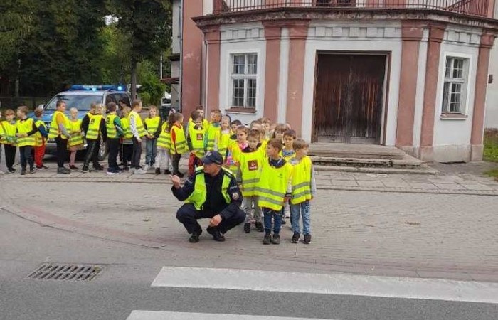 Jak zachowywać się na drodze, żeby bezpiecznie iść do szkoły i wrócić do domu?
Tę wiedzę przekazali  nam doświadczeni policjanci pasłęckiej policji.
                                Dziękujemy!!!
