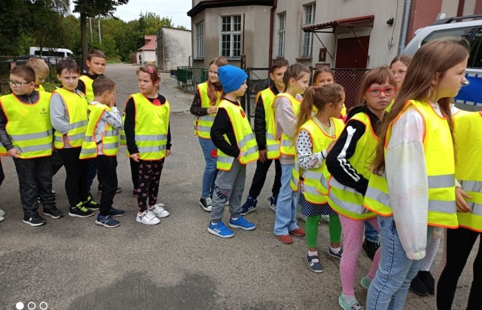 Jak zachowywać się na drodze, żeby bezpiecznie iść do szkoły i wrócić do domu?
Tę wiedzę przekazali  nam doświadczeni policjanci pasłęckiej policji.
                                Dziękujemy!!!
