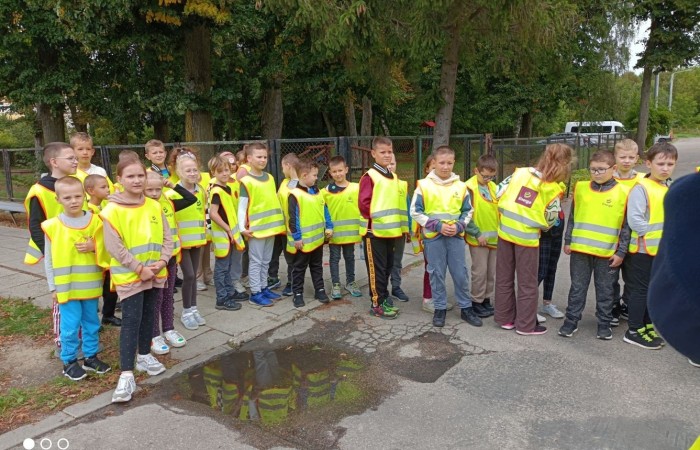 Jak zachowywać się na drodze, żeby bezpiecznie iść do szkoły i wrócić do domu?
Tę wiedzę przekazali  nam doświadczeni policjanci pasłęckiej policji.
                                Dziękujemy!!!
