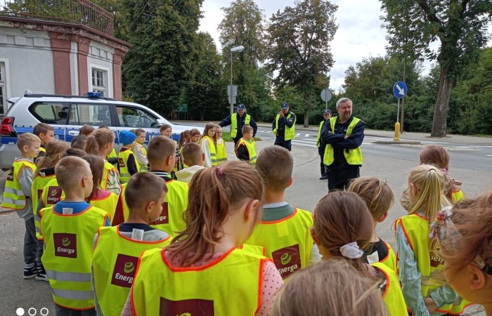 Jak zachowywać się na drodze, żeby bezpiecznie iść do szkoły i wrócić do domu?
Tę wiedzę przekazali  nam doświadczeni policjanci pasłęckiej policji.
                                Dziękujemy!!!
